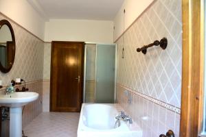 Koupelna v ubytování VILLA CARLA Affiliato Best-Incoming CIR-016235-CNI-00004