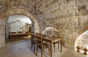 Uma área de estar em Spanish Knights Inn