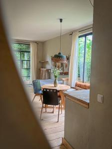 sala de estar con mesa y sillas y cocina en Karma Hostel en Martvili