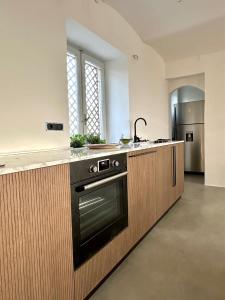 uma cozinha com um fogão e um lavatório em Casa Bianchetti em Costigliole dʼAsti