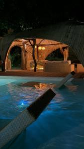 una piscina por la noche con cenador en Akasha suites en Doradal