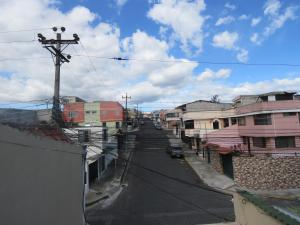 uma vista para uma rua da cidade com edifícios em Hostal Piamonte em Quito