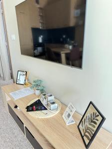 una mesa de madera en una habitación con espejo en City view in Residences en Burgas
