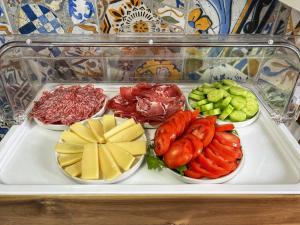 un plateau avec quatre types de légumes différents dessus dans l'établissement La Maison Derrière, à Tropea