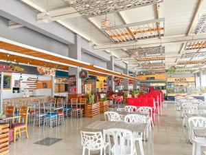 Apartahotel San Gil Plaza tesisinde bir restoran veya yemek mekanı