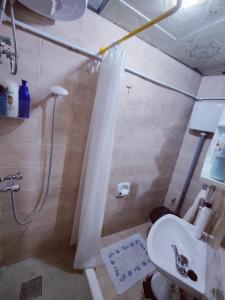 uma casa de banho com um chuveiro, um WC e um lavatório. em Traditional Maltese Townhouse in Rabat em Rabat