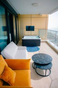 Postel nebo postele na pokoji v ubytování Maybach penthouse + 21 fotografií