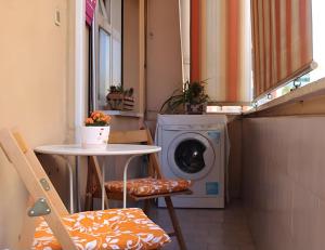 une petite chambre avec une table et un lave-linge dans l'établissement A casa di Mori, à Rome