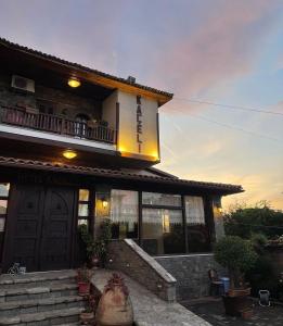 dom z budynkiem z drzwiami i schodami w obiekcie Hotel Kaceli w mieście Berat