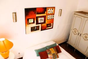 un soggiorno con divano e un dipinto sul muro di Casa dos Pais a Silves