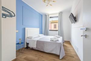 - une chambre avec un lit et une fenêtre dans l'établissement Casa Vacanze Maddalena - Palazzetto sul Lago - Diamante Blu, à Marta