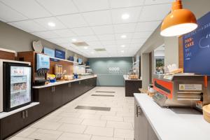 Kuchyň nebo kuchyňský kout v ubytování Holiday Inn Express and Suites Sumner by IHG