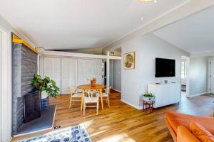 uma sala de estar com uma mesa e uma lareira em NEW Beautiful San Diego Mid-Century Treehouse em Spring Valley