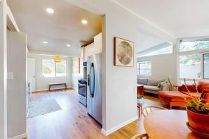 uma cozinha e sala de estar com um frigorífico em NEW Beautiful San Diego Mid-Century Treehouse em Spring Valley