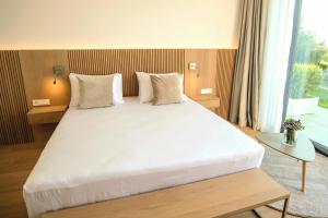 Postel nebo postele na pokoji v ubytování Sól by Privé - Boutique Hotel - Kepi i Rodonit