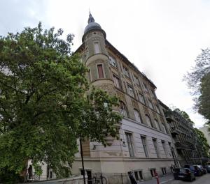 een groot gebouw met een klokkentoren op een straat bij Budape Apartman House 10 in Boedapest