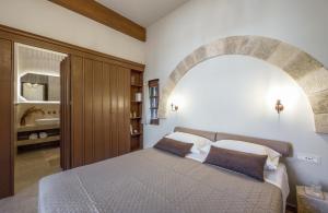 Cama ou camas em um quarto em Spanish Knights Inn