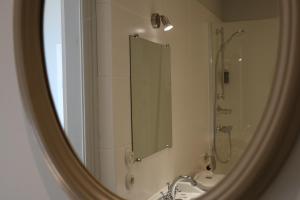 Oudon的住宿－Château Haute Roche，带淋浴、盥洗盆和镜子的浴室