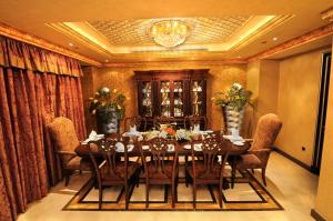 comedor con mesa de madera y sillas en Ruve Al Madinah Hotel, en Medina