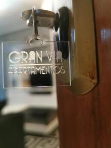 een afsluiting van een deur met een bord erop bij Apartamentos Gran Via in Salamanca