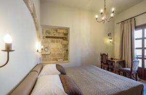 Cama ou camas em um quarto em Spanish Knights Inn