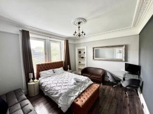 ein Schlafzimmer mit einem Bett, einem Schreibtisch und einem Sofa in der Unterkunft Immanuel House - Modern Victorian Home 1872 - Free Parking & Fast Fibre Optic WiFi in Edinburgh
