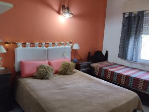Un dormitorio con dos camas en una habitación. en Mitorito entre el Mar y el Bosque, en Mar del Plata 46 fotos más