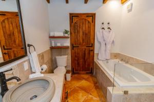 Koupelna v ubytování Five Queens Boutique Hotel