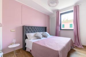 瑪爾塔的住宿－Casa Vacanze Maddalena - Palazzetto sul lago - Diamante Rosa，一间卧室设有一张床和一个窗口