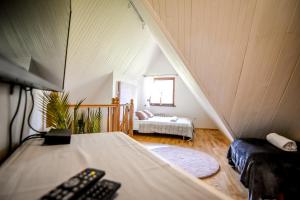 um quarto com uma cama e um sofá num sótão em Aparteo Apartament na Polanie em Kościelisko