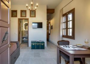 Uma TV ou centro de entretenimento em Spanish Knights Inn
