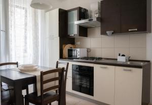 Kuchyňa alebo kuchynka v ubytovaní Apartments Bubalova Split