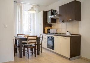 Kuchyňa alebo kuchynka v ubytovaní Apartments Bubalova Split