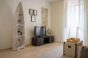 Televízia a/alebo spoločenská miestnosť v ubytovaní Apartments Bubalova Split