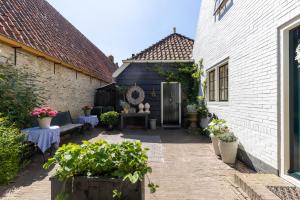 an internal courtyard of a house with plants at Ster van Bourtange in Bourtange