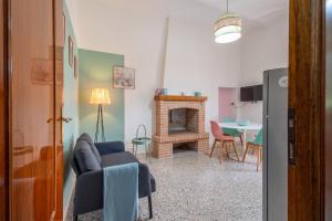 ein Wohnzimmer mit einem Sofa und einem Kamin in der Unterkunft Casa Vacanze La Verderosa 2 - a due passi dal lago in Marta