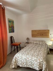 Apartamento Las Meninas Playa con Ascensor y Wifi في دياموز: غرفة نوم بها سرير ومكتب وكرسي