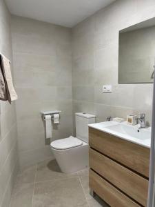 Apartamento Las Meninas Playa con Ascensor y Wifi في دياموز: حمام مع مرحاض ومغسلة