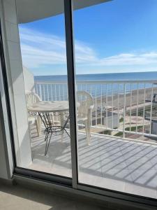 Apartamento Las Meninas Playa con Ascensor y Wifi في دياموز: اطلاله بلكونه مع طاوله وكرسي +26 صورة