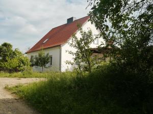 a small white house with a red roof at Ferienhaus-Uckermarkblick in Rosenow