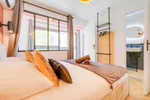 a bedroom with a large bed and a window at La Joliette, Euromed 2 chambres, 2 salles de bain in Marseille +5 photos