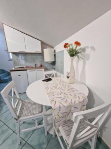 Kuchyň nebo kuchyňský kout v ubytování Pool Apartments Knežević