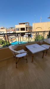 - un balcon avec une table et un banc dans un bâtiment dans l'établissement Royal Sierra Resort, Residential Complex, à Charm el-Cheikh 15 autres photos