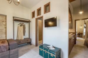 Uma TV ou centro de entretenimento em Spanish Knights Inn