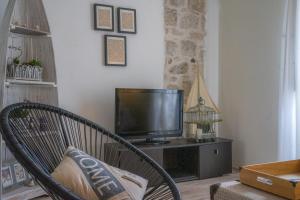 Televízia a/alebo spoločenská miestnosť v ubytovaní Apartments Bubalova Split