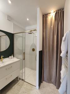 a bathroom with a shower and a sink at L'Oiseau vert - calme, ressourçant et proche du centre ville in Montbéliard