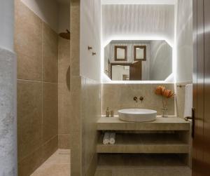 Um banheiro em Spanish Knights Inn