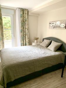 1 dormitorio con 1 cama grande y ventana en Puig comfort en Calella