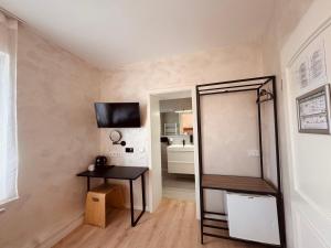 a room with a mirror and a small table at dingdong bonn - city apartments in Bonn