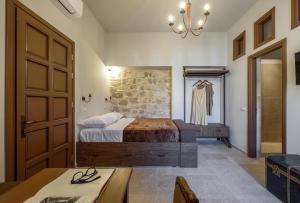 Cama ou camas em um quarto em Spanish Knights Inn